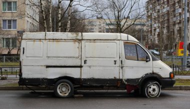 Paslı eski bir minibüs, Ulitsa Podvoyskogo, Saint Petersburg, Rusya, Mart 2020