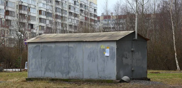 Metalen Schuur Grijs Binnenplaats Van Een Appartementencomplex — Stockfoto