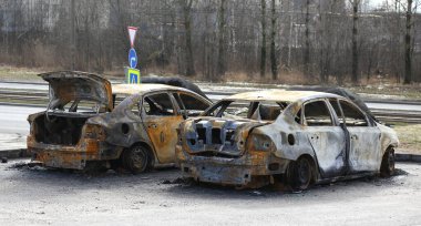 Park yerinde yanmış iki arabanın kalıntıları, Dalnevostochny prospect, Saint Petersburg, Rusya, Mart 2020