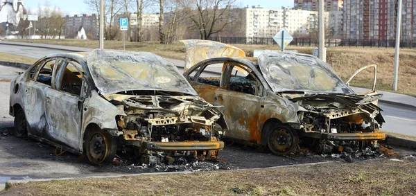 Останки Двух Сгоревших Автомобилей Автостоянке Дальневосточный Проспект Санкт Петербург Россия — стоковое фото