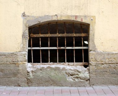 Metal bariyerli bir bodrum penceresi.