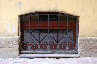 Metal bariyerli bir bodrum penceresi.