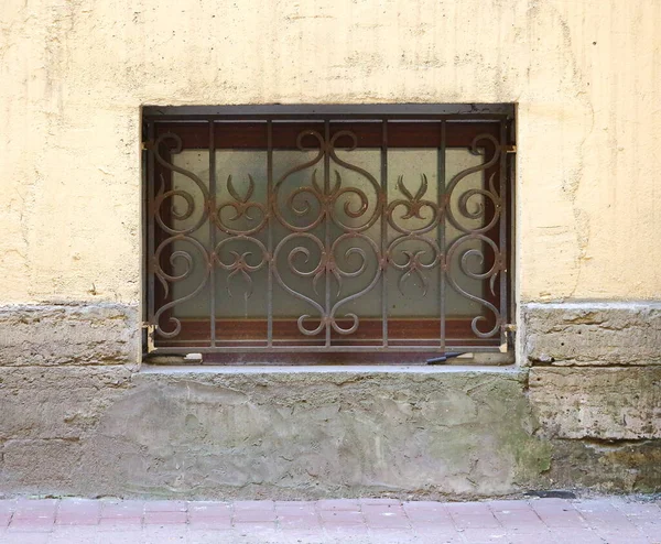 Okno Sklepě Kovovou Bariérou — Stock fotografie