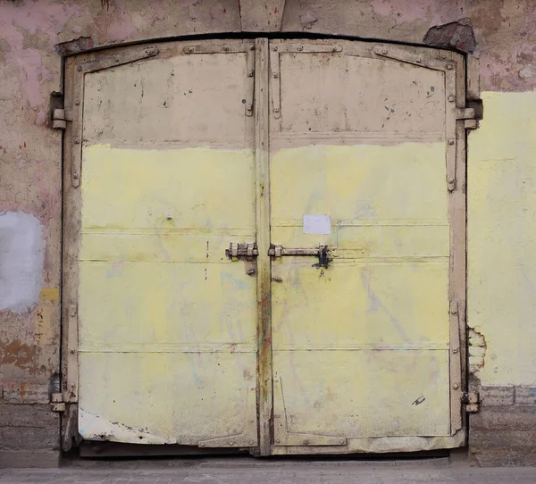 Puerta Amarilla Metal Viejo Pared — Foto de Stock