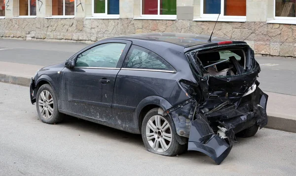 Ein Abgestürzter Schwarzer Personenwagen Nach Einem Unfall Auf Der Straße — Stockfoto