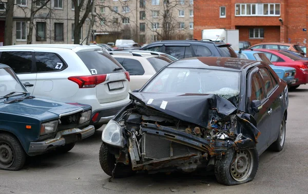 Een Neergestorte Zwarte Personenauto Een Ongeluk Parkeerplaats Van Een Woongebouw — Stockfoto