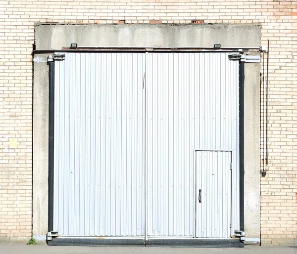 Светлые Металлические Ворота Дверью Белой Кирпичной Стене — стоковое фото