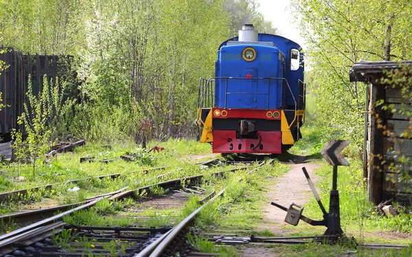 旧铁轨上的蓝色柴油机机车 — 图库照片