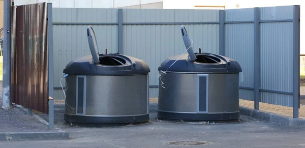 Recipientes Lixo Modernos Lugar Para Coletar Lixo Doméstico — Fotografia de Stock