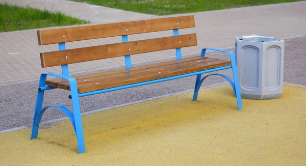 Banco Parque Com Uma Lata Lixo Feito Metal Madeira — Fotografia de Stock