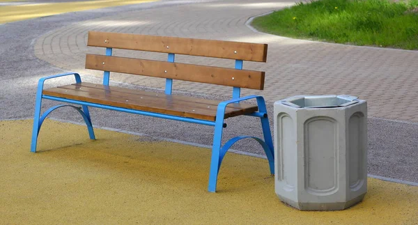 Banco Parque Com Uma Lata Lixo Feito Metal Madeira — Fotografia de Stock