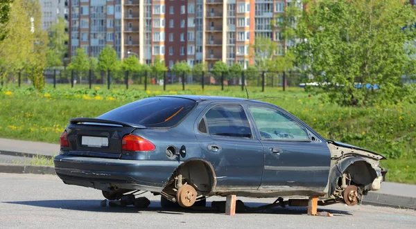 Coche Pasajeros Roto Sin Ruedas Levanta Sobre Ladrillos Podvoysky Ulitsa —  Fotos de Stock