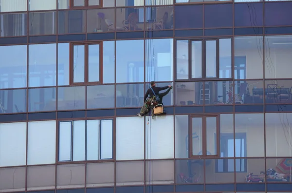 Industrial Climber Washes Windows High Rise Building Novocherkassky Prospekt Saint — Stock Photo, Image