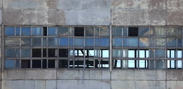 Серые Стены Старого Промышленного Здания Сломанными Окнами — стоковое фото