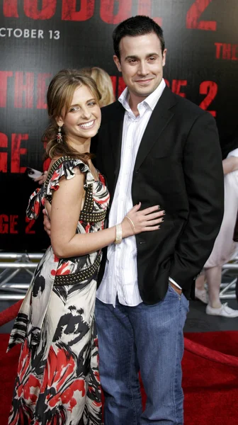 Freddie Prinze Jr. és Sarah Michelle Gellar — Stock Fotó