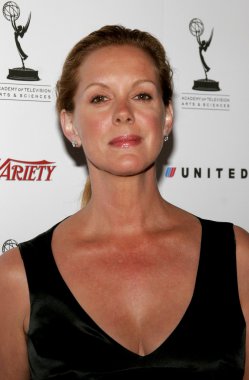 aktris Elizabeth Perkins