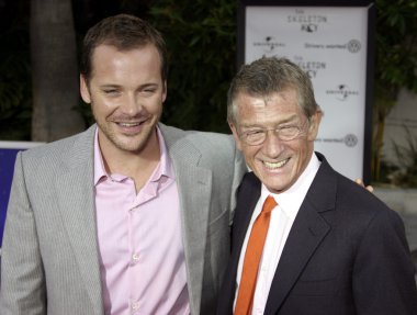 Peter Sarsgaard ve John Hurt