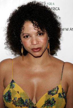 şarkıcı Gloria Reuben