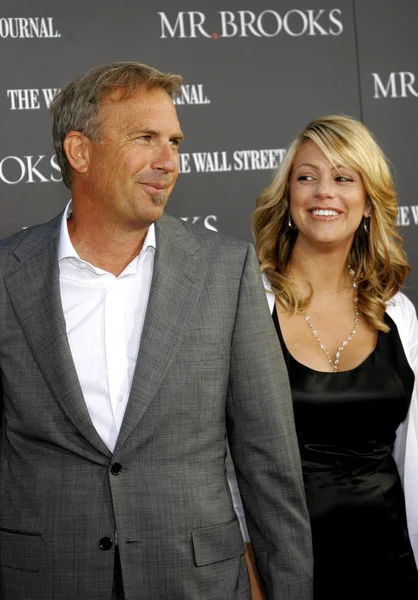 Kevin Costner y Christine Baumgartner — Foto de Stock