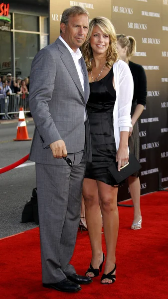 Kevin Costner and Christine Baumgartner — Stock Photo, Image