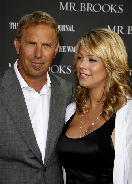 Kevin Costner and Christine Baumgartner — Stock Photo, Image