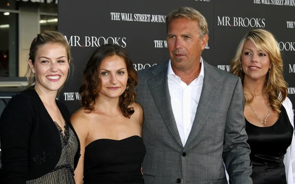 Lily Costner, Annie Costner, Kevin Costner and Christine Baumgartner — Stock Photo, Image