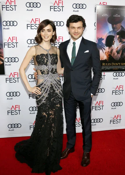 Lily Collins e Alden Ehrenreich — Fotografia de Stock