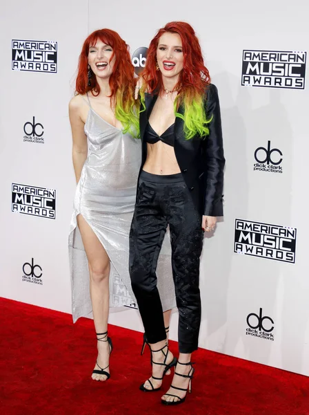 Dani thorne und bella thorne — Stockfoto