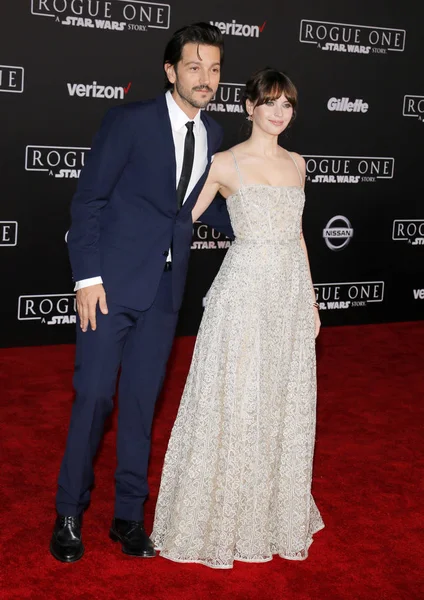 Diego Luna e Felicity Jones — Fotografia de Stock