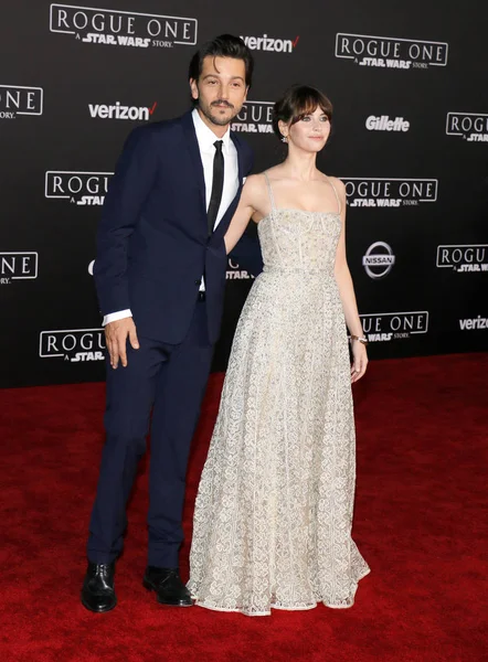 Diego Luna e Felicity Jones — Fotografia de Stock