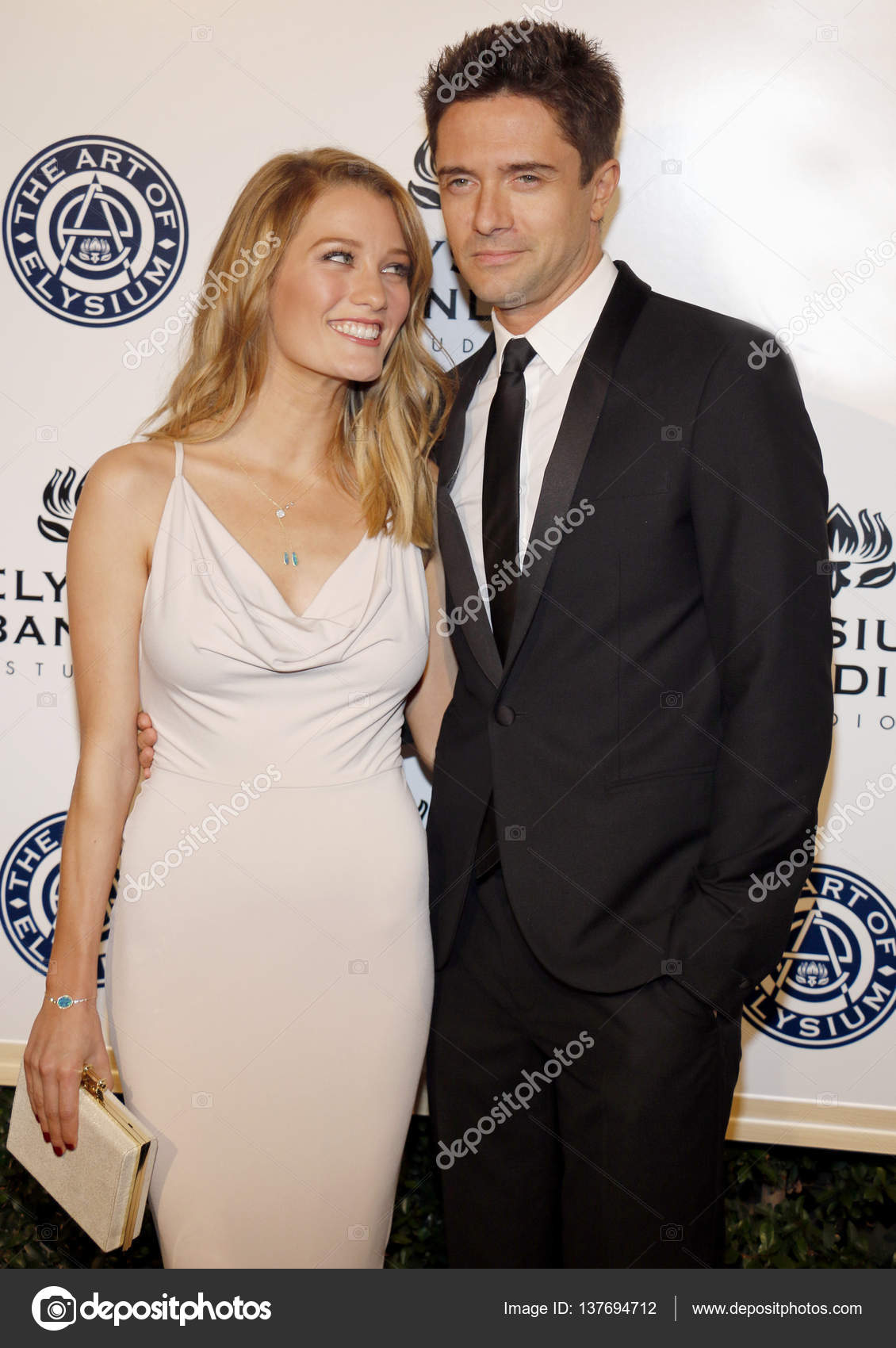 Ashley Hinshaw And Topher Grace