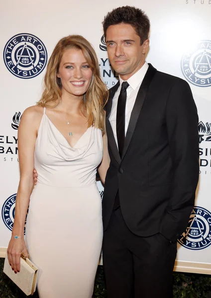 Ashley Hinshaw and Topher Grace — Stock Photo, Image