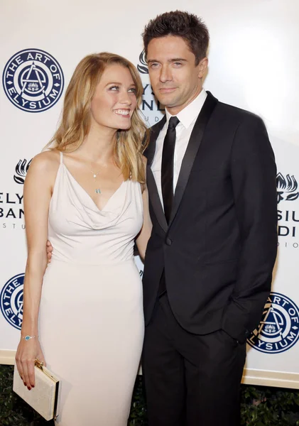 Ashley Hinshaw e Topher Grace — Fotografia de Stock