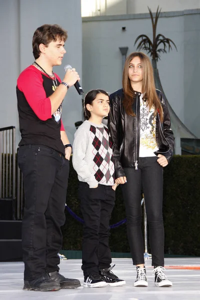 Prince Michael, battaniye ve Paris Jackson — Stok fotoğraf