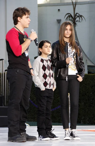 Prince Michael, Blanket and Paris Jackson — Stock Photo, Image