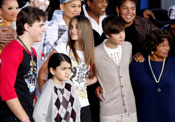 Justin Bieber, Prince Michael, Blanket and Paris Jackson — Stock Photo, Image