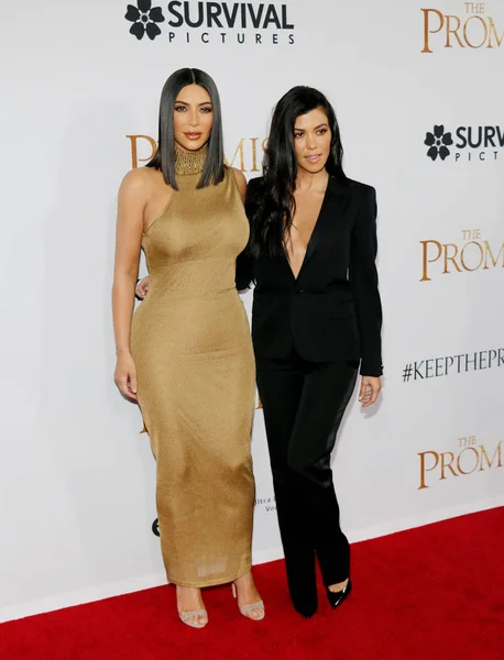 Kim Kardashian West en Kourtney Kardashian — Stockfoto