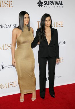 Kourtney Kardashian ve Kim Kardashian Batı