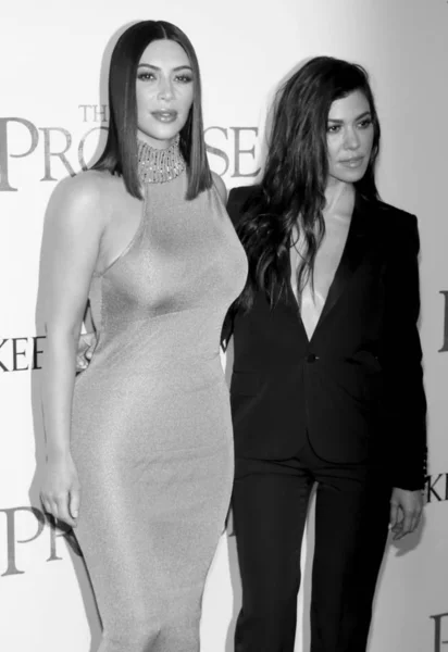 Kourtney Kardashian y Kim Kardashian West —  Fotos de Stock