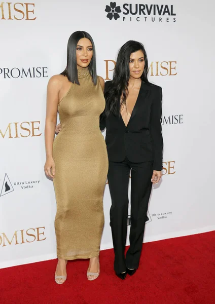 Kourtney Kardashian ve Kim Kardashian Batı — Stok fotoğraf