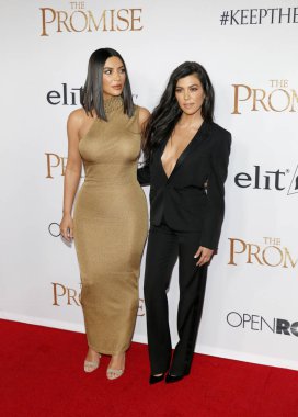 Kourtney Kardashian ve Kim Kardashian Batı