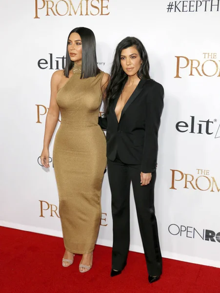 Kourtney Kardashian en Kim Kardashian West — Stockfoto