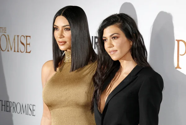 Kourtney Kardashian a Kim Kardashian West — Stock fotografie