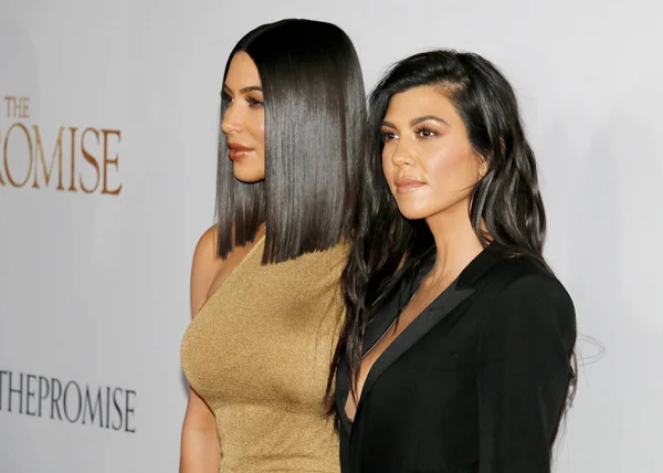 Kourtney Kardashian and Kim Kardashian West — Stock Photo, Image