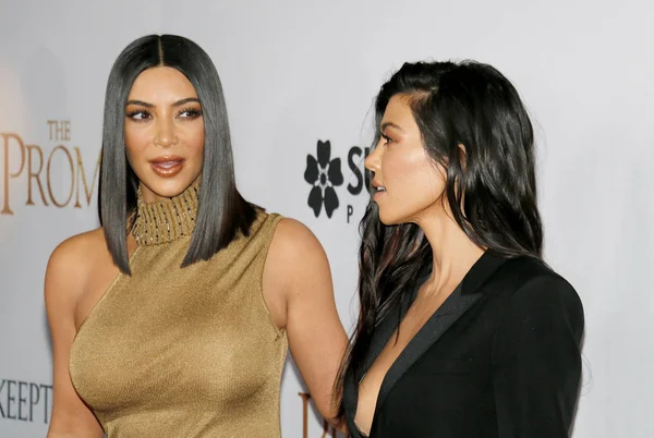 Kourtney Kardashian y Kim Kardashian West —  Fotos de Stock