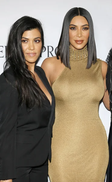 Kourtney Kardashian και Kim Kardashian West — Φωτογραφία Αρχείου