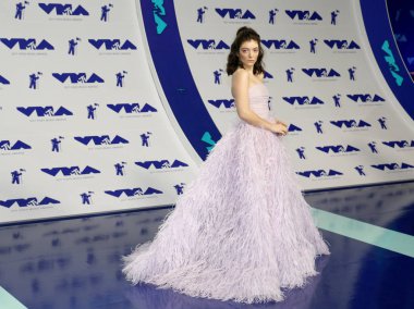 şarkıcı, sözyazarı Lorde