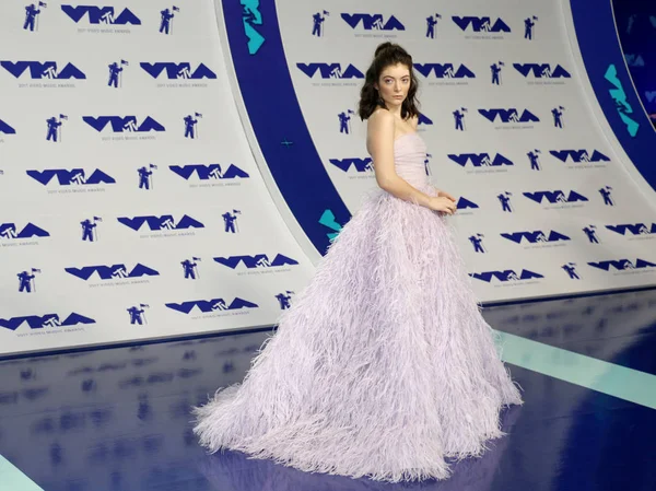 şarkıcı, sözyazarı Lorde