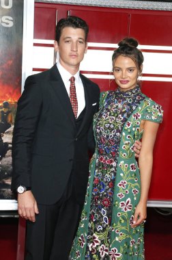 'Sadece Regency Köyü tiyatro Westwood, ABD'de 8 Ekim 2017 düzenlenen cesur' in Miles Teller ve Keleigh Sperry, Los Angeles premiere.