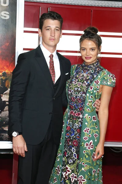 'Sadece Regency Köyü tiyatro Westwood, ABD'de 8 Ekim 2017 düzenlenen cesur' in Miles Teller ve Keleigh Sperry, Los Angeles premiere.